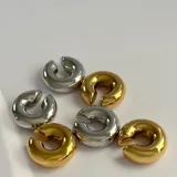 Ear cuff dorado de acero quirúrgico hipoalergénico con baño en oro 18K.