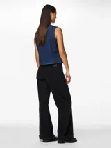 Chaleco denim azul oscuro, con cuello en V, cierre frontal con botones y bolsillos de parche.