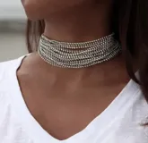 Gargantilla ancha plateada con múltiples hileras de strass.