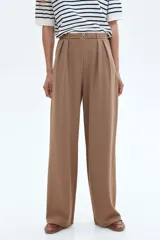 Pantalón sastre marrón de punto crepé con pinzas, tiro alto, cintura elástica, cinturón decorativo con hebilla de metal y piernas amplias rectas.