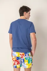 Remera lisa color rosa con logo bordado en el pecho, confeccionada en 100% algodón.