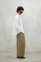 Camisa blanca de lino con corte clásico, cuello camisero y mangas largas.