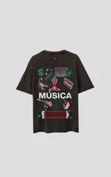 Remera negra de algodón con cuello redondo y calce oversize. Estampado en el frente con motivos musicales y la palabra "Música" en blanco.