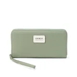 Billetera larga negra con cierre perimetral y placa metálica con logo. Posee múltiples compartimentos internos para tarjetas y documentos, además de un bolsillo con cierre interior. Incluye correa de mano desmontable.