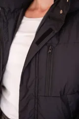 Chaqueta acolchada de cuello alto, larga y abrigada, con cierre frontal cruzado y bolsillos ocultos en costura.