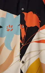 Camisa de manga larga con estampado floral multicolor, de calce regular.