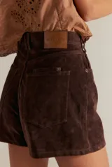 Short de tiro alto color marrón, con cierre frontal y bolsillos laterales.