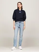 Jean de denim celeste con efecto desteñido, corte pitillo, talle alto y cinco bolsillos.