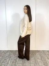 Sweater beige de cuello alto con abertura frontal y corte holgado.