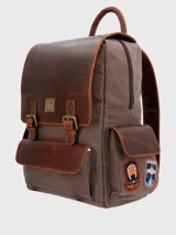 Mochila de lona color marrón con detalles en cuero color marrón oscuro. Tiene un compartimento principal con cierre de cremallera y solapa con broche imantado, bolsillo acolchado interior para laptop de 15", bolsillo interior con cierre, un bolsillo frontal con cierre, bolsillos laterales, pasador en la parte de atrás para maleta, bolsillo trasero con cierre cremallera, correas ajustables y forro interior con diseño Star Wars.