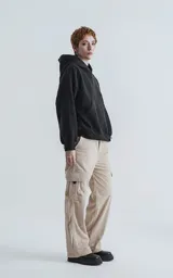 Pantalón cargo beige de corderoy con calce regular y seis bolsillos.