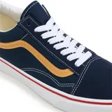 Zapatillas clásicas de lona en color azul marino con detalles en amarillo, cierre de cordones y suela de goma.