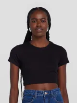 Top corto negro de manga corta, con cuello redondo y tejido acanalado.