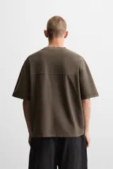 Camiseta negra de corte cuadrado, con cuello redondo, mangas cortas y efecto lavado.
