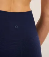 Bermuda deportiva ajustada de poliamida con acabado seamless y efecto levanta pompis.