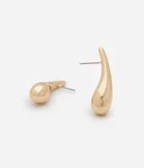 Par de aros colgantes dorados con forma de gota.