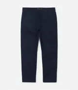 Pantalón de vestir color gris claro, de corte slim fit y largo cropped.