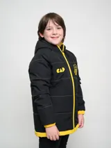 Campera gris con capucha y cierre frontal, con costuras horizontales y logo del Club Atlético Peñarol en el pecho.