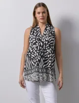 Blusa sin mangas con estampado animal print en blanco y negro, escote en V y tajo en costuras laterales.