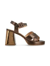 Sandalias de cuero color canela con plataforma y tacón ancho. Tiras cruzadas en el empeine y pulsera ajustable con hebilla en el tobillo.