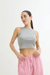 Musculosa celeste de algodón con cuello redondo y diseño acanalado.