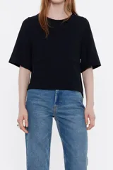 Camiseta negra de punto roma, corte recto, escote redondo, manga corta y dos bolsillos de parche en el delantero.