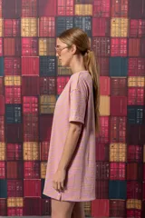 Remerón de algodón a rayas horizontales rosas y amarillas, de corte recto y mangas cortas.