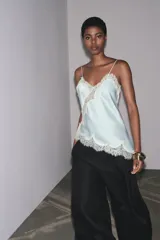 Pantalón blanco de tiro alto con cintura elástica ajustable mediante lazada interior. Presenta bolsillos laterales y un bajo con mucho volumen.