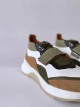 Zapatillas deportivas de cuero color blanco, marrón, verde y negro, con ajuste de velcro y suela gruesa.