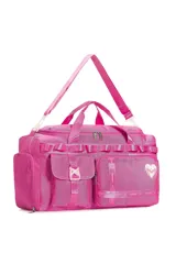 Bolso tipo duffle color fucsia, con correa de hombro ajustable y doble asa de mano. Tiene dos bolsillos frontales con hebilla y un bolsillo lateral con cierre.