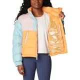 Campera puffer cropped Columbia Pike Lake II, color celeste, rosa y naranja. Cuenta con tecnología térmica reflectante Omni-Heat™, aislamiento de poliéster 100 % reciclado, puños con forro de jersey, protector de mentón, cremallera central delantera de doble dirección, bolsillo interior de seguridad, bolsillos laterales con cremallera, puños elásticos, dobladillo ajustable con ceñidor y tratamiento duradero repelente al agua sin PFC.
