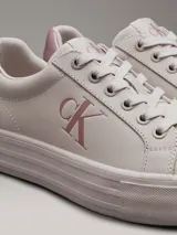 Zapatillas urbanas Calvin Klein color gris claro con plataforma y logo CK en el lateral. Presentan detalles en color rosa en el talón y el logo.