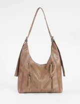 Cartera hobo color marrón de cuero sintético con múltiples cierres decorativos en el frente y correa de hombro ajustable.
