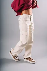 Pantalón cargo negro de pana, corte ancho, con bolsillos laterales y traseros con solapa.