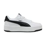 Championes urbanos Puma Court Lally Skye, color blanco con detalles en negro, confeccionados con materiales reciclados y plantilla SoftFoam+. Presentan una base tipo plataforma y cordones. Código: 400368