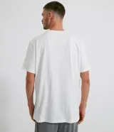 Remera blanca de manga corta, cuello redondo y corte recto.