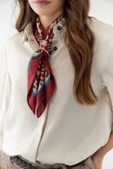Camisa de satén de corte clásico, color azul, con botones frontales y mangas abullonadas.