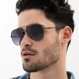 Lentes de sol INVU modelo IB12517B, con montura metálica color gris oscuro y lentes polarizadas con degradé gris. Diseño aviador unisex.