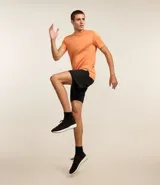 Remera deportiva negra de poliéster y elastano, con tecnología Dry, cuello redondo, manga corta y estampa jacquard.