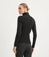 Suéter de punto color blanco, con cuello alto estructurado, manga larga y efecto texturizado.