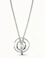 Collar largo con dos aros de metal bañado en plata que rodean una perla grande, con cierre de mosquetón.