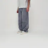 Pantalón jean gris de corte ultra baggy, confeccionado en denim 100% algodón de calidad premium y textura rústica.