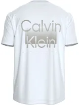 Remera blanca de algodón regenerativo, corte regular fit, cuello redondo y mangas cortas. Presenta el logo de Calvin Klein en el pecho y un logo más grande en la espalda.