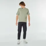 Camiseta verde oliva de manga corta con cuello redondo y bolsillo en el pecho.