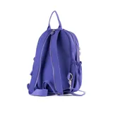 Mochila chica color lila de poliéster con múltiples bolsillos, acceso con cierre y herrajes plateados.