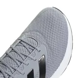 Championes Adidas Response Runner, color gris con tres franjas laterales negras brillantes. Cuentan con capellada de malla transpirable, entresuela de EVA blanca gruesa y suela de goma negra.