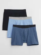 Pack de tres boxers de algodón con cintura elástica con logo de la marca. Incluye un boxer a rayas azules y grises, uno liso verde militar y uno estampado con flores blancas sobre fondo verde.