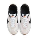 Championes Nike Pacific de mujer, color blanco con detalles en negro y suela color caramelo.
