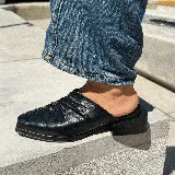 Zueco de cuero negro con detalle de frunces en la capellada y taco bloque.