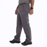 Pantalón largo desmontable color gris, con cinturón ajustable, bolsillos laterales y traseros con cierre.